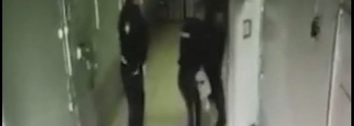 "Резко включил Джеки Чана": задержанный россиянин избил полицейских прямо в изоляторе (видео)