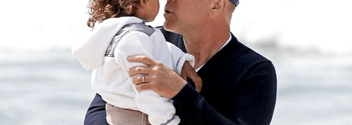 Пятилетняя дочь Брюса Уиллиса сделала папе маникюр: ФОТО