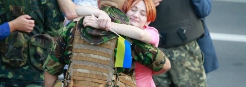 Военных обнимают родные и гости праздника, которые благодарны за мирное небо над головой