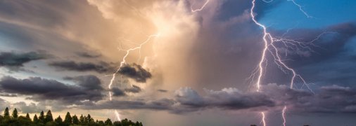 Гроза и шквальный ветер уже бушуют на Киевщине и в западных областях.