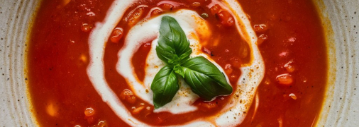 Томатный суп станет вашим спасением в жару (изображение создано с помощью ИИ)