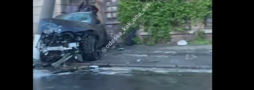 Авто смяло и накрыло столбом: ночью в Одессе случилось страшное ДТП (видео последствий)
