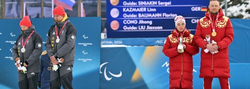 Линн Казмайер вместе со своим гидом Флорианом Бауманом отвернулись в сторону во время гимна России