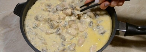 Курица с грибами и сыром в сметанном соусе на сковороде
