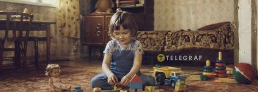 Дитина грає на самоті