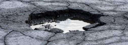 Спрацювали подушки безпеки: у Кропивницькому водій залишився без ока і зубів через яму на дорозі (відео)