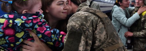 Военнослужащий с женой и дочерью