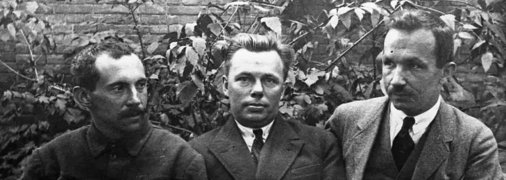 Три "неокласики" у Баришівці на Київщині, 1920-ті роки. Зліва направо - Максим Рильський, Микола Зеров і Павло Филипович. Зеров і Филипович були вбиті саме у Сандармосі