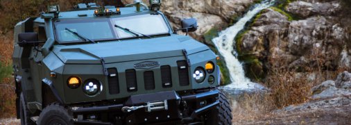 Украинский бронеавтомобиль "Новатор" выдерживает удар вражеских FPV-дронов и продолжает движение