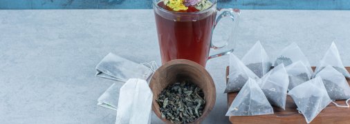 Чай у чашці та пакетиках