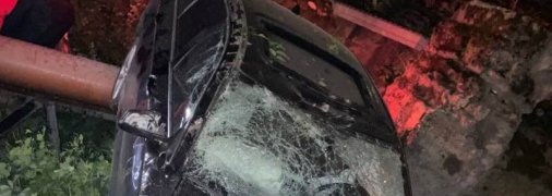 На бешеной скорости снес шлагбаум, ограждение и завис над морем: появилось видео "полета" BMW в Одессе