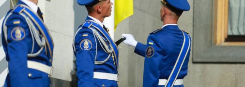 Возле Верховной Рады торжественно подняли флаг Украины - фоторепортаж