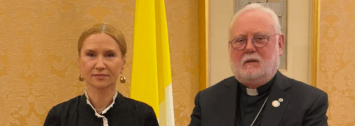Елена Кондратюк и архиепископ Пол Ричард Галлахер