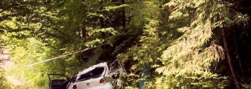 Шансов спастись не было: в Карпатах слетел в обрыв автомобиль с людьми (фото)