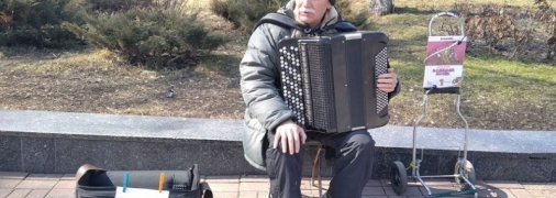 Діджіталізація в дії: 67-річний вуличний музикант отримує "гонорари" з QR-коду
