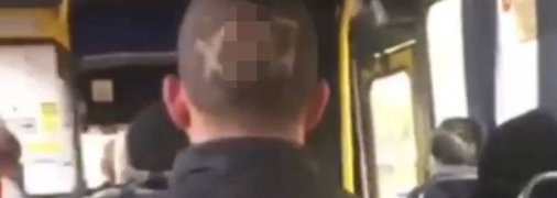 Мужчина проехался в общественном транспорте с ругательным словом на голове