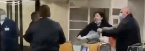 Сотрудница киевского метрополитена и пассажирка устроили эпичную драку: видео бурно обсуждают в сети