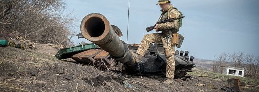 Український воїн та башта підірваного російського танку