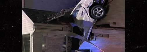 Выпускники влетели на машине в крышу жилого дома: фото невероятного ДТП