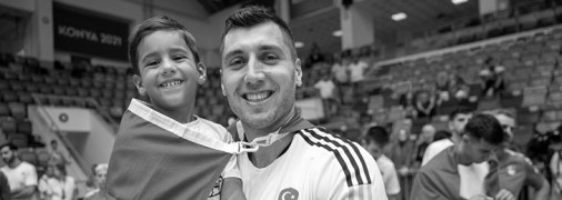 Капитан сборной Турции погиб вместе с сыном: беременную жену ищут под завалами