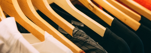 Часто буває так, що одяг сповзає з плечиків