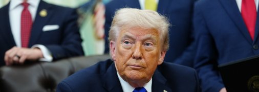 Дональд Трамп с неудачным гримом на лице