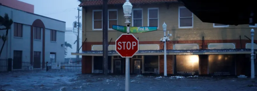 Затопленная улица в центре Форт-Майерса, Флорида