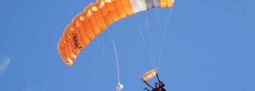 В Одессе парень прыгнул с балкона 24-этажа: от смерти его спас парашют (видео)