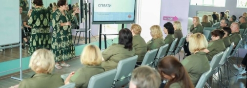 Педагоги были одеты в одинаковые футболки с шевронами