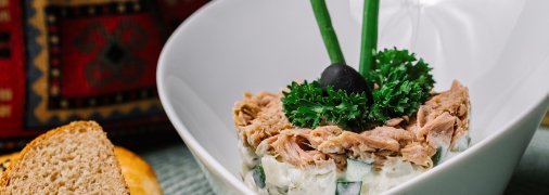 Намазку з тунця, яйця та огірків можна подавати і як салат