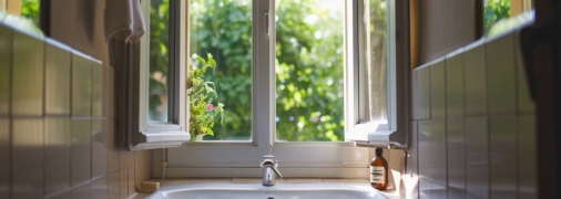 Есть много методов борьбы с неприятным запахом в туалете (изображение создано с помощью ИИ)