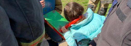 Девочка застряла головой на детской площадке под Днепром: спасателям пришлось резать качели