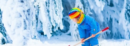 Взимку до лопати липне сніг