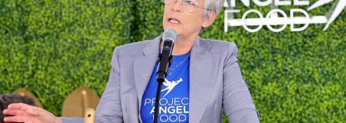 Джеймі Лі Кертіс виступає на сцені з натхненною промовою