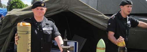 Британские военные с боеприпасами для Challenger 2