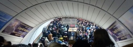 В метро Киева ЧП: "красная" линия остановилась, на станциях огромные скопления людей (видео)