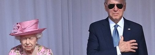 Решил переплюнуть Трампа? Байден сходу нарушил этикет при встрече с королевой Великобритании (видео)