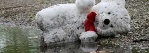 Сестра за отказ помогать избила до смерти 9-летнего брата (видео)