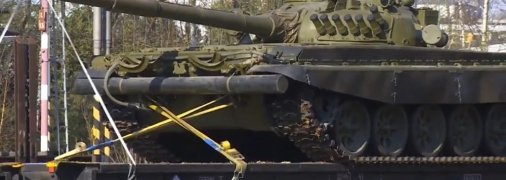 Чеський танк Т-72 під час відправки в Україну