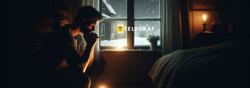 Чоловік сидить у пітьмі