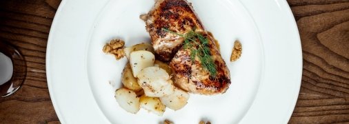 Запеченные куриные окорочка с грибами