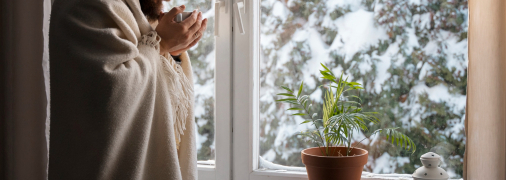 Мужчина мерзнет дома зимой (иллюстративное фото)