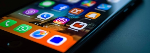 Мобільні додатки відіграють ключову роль у спрощенні нашого повсякденного життя (фото створене з допомогою ШІ)