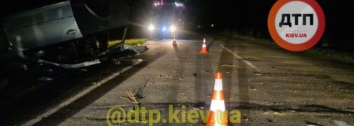 В легковушку набилось 12 человек: смертельное ДТП с опрокидыванием под Киевом (видео)