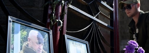 Поклонники "Вагнера" прощаются с евгением пригожиным и дмитрием уткиным