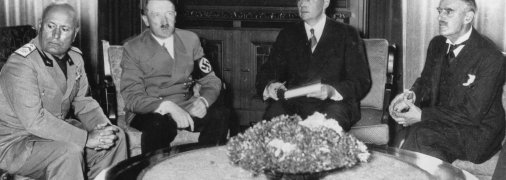 Бенито Муссолини, Адольф Гитлер и Невилл Чемберлен в Мюнхене в 1938 году делят Европу. Второй справа – Пауль Шмидт (переводчик)