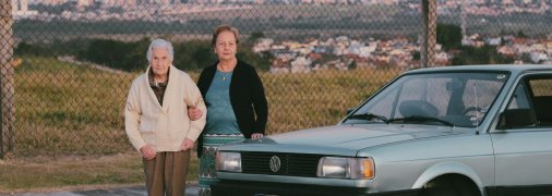 Пожилые люди возле машины