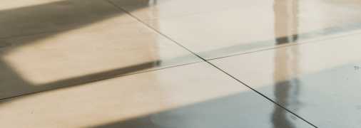 Жирные пятна с пола достаточно легко очистить (изображение создано с помощью ИИ)