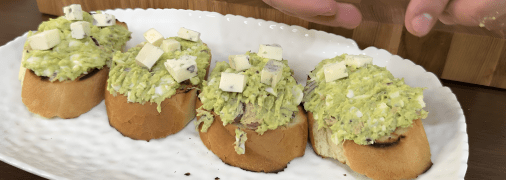 Бутерброди з тунцем та авокадо