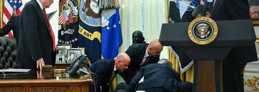 Людина втратила свідомість в Овальному кабінеті